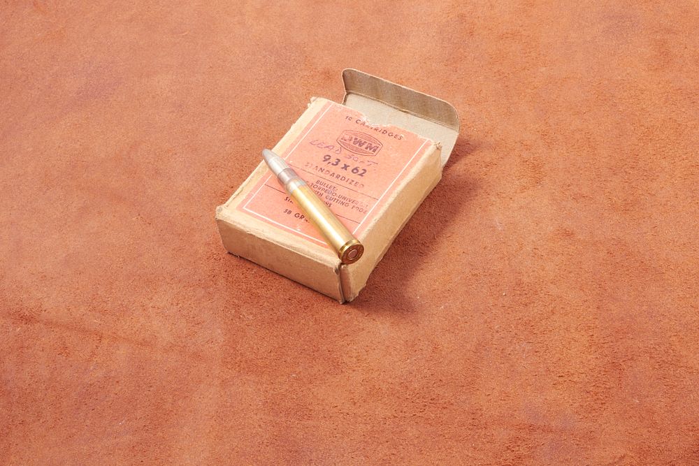 Lot 1585: 9.3 X 62 CARTRIDGES. 10 OF