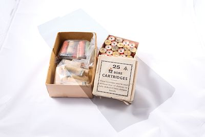 ASSORTED 12 BORE SHOTGUN CARTRIDGES INCLUDING WW2 SLUG