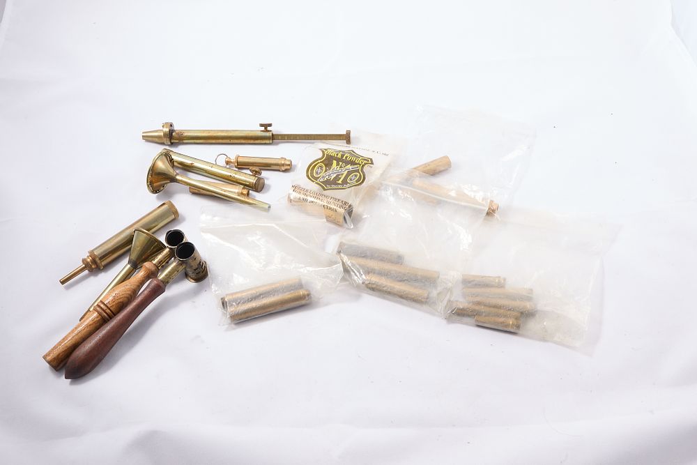 Lot 1512: PODER MEASURES, AND POWDER FLASH NOZZLES. AND ASSORTED ACCOUTREMENTS