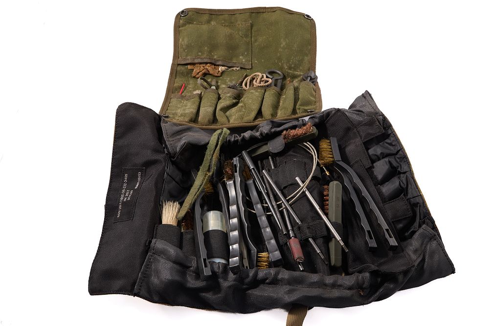 Lot 1508: BRITISH ARMY ISSUE CLEANING KIT WITH EXTRAS AND OTHER
