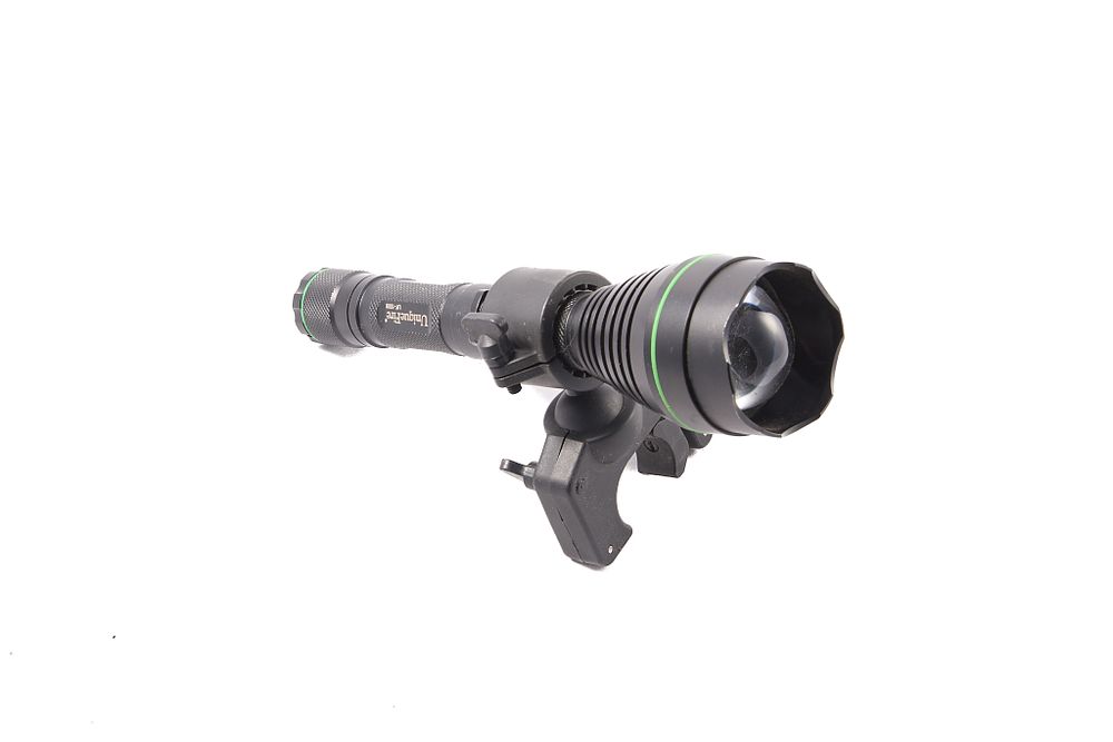 Lot 1497: UNIQUEFIRE UF-1508 FLASHLIGHT WITH SCOPE MOUNT
