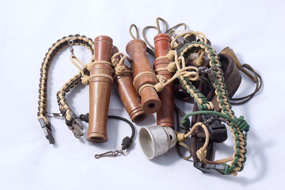 Lot 1484: LOT OF ASSORTED CALLS ON PARACORD BANDS