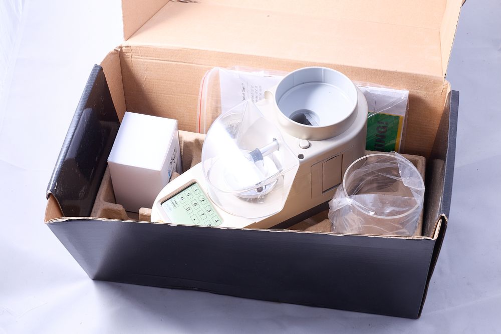 Lot 1482: LYMAN GEN 6 POWDER MEASURE UNUSED IN BOX