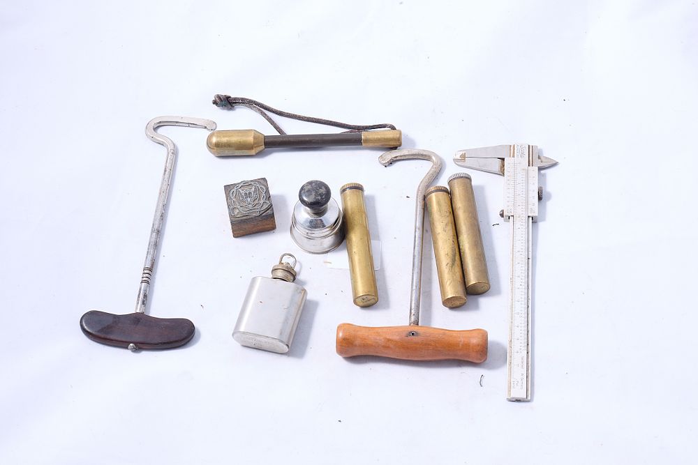 Lot 1476: LOT OF ASSORTED TOOLS AND ODDITIES, AS PICTURED