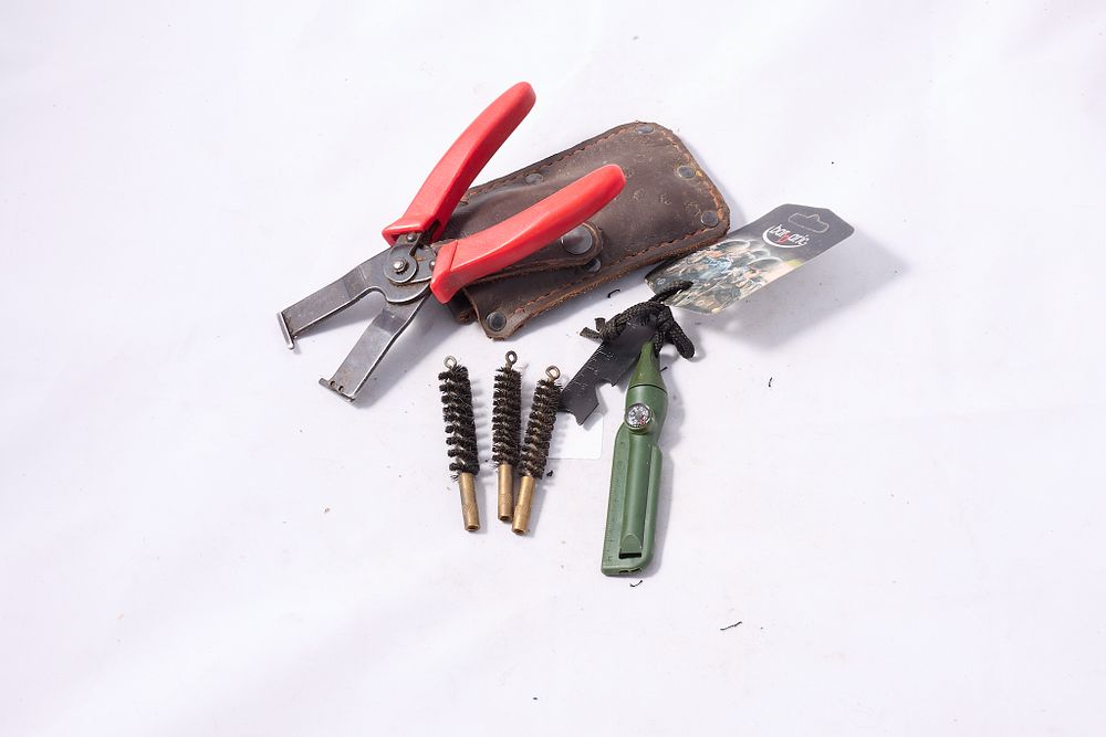 Lot 1474: LOT OF ASSORTED BORE BRUSHES, AN UNUSED FLINT AND STEEL, AND MEASURING EQUIPMENT