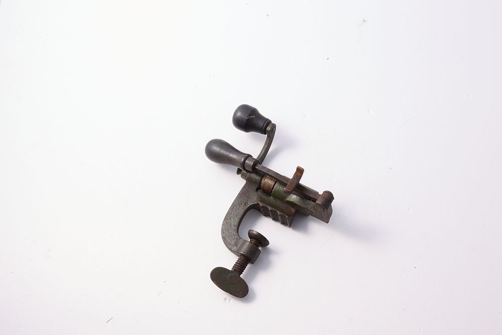 Lot 1322: 12G VINTAGE CARTRIDGE ROLL OVER BENCH MOUNTED TOOL.