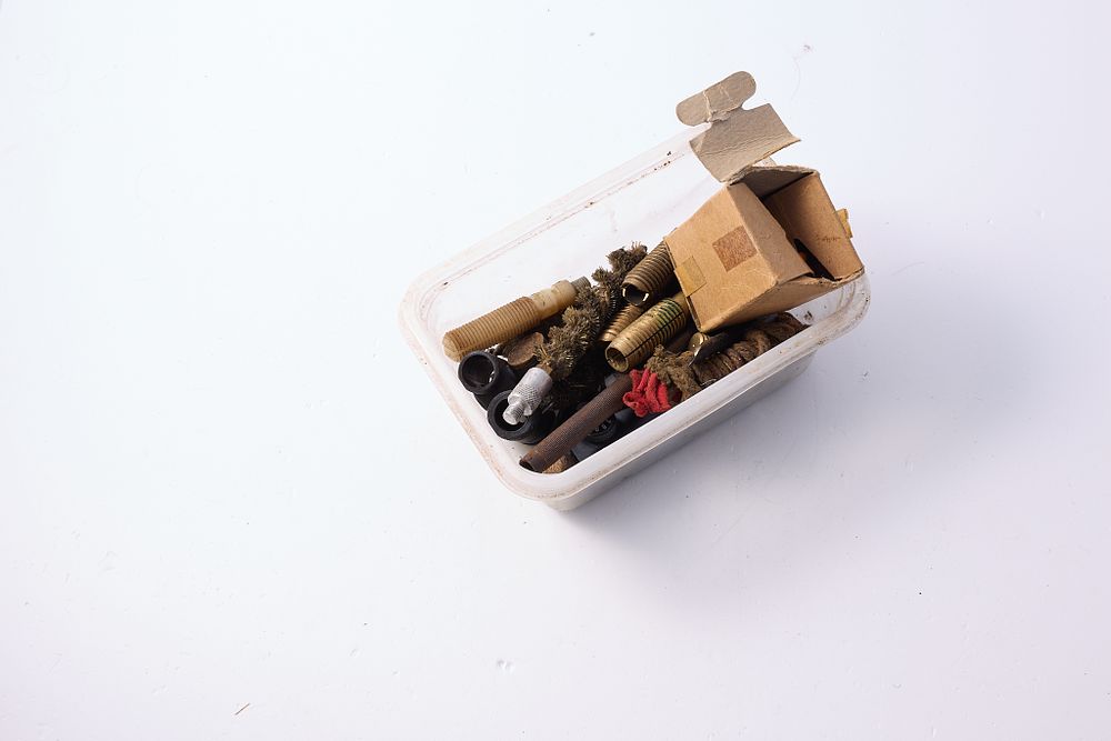 Lot 1321: TIN WITH VARIOUS SHOTGUN CLEANING HEADS TO INCLUDE BRUSH AND MOP