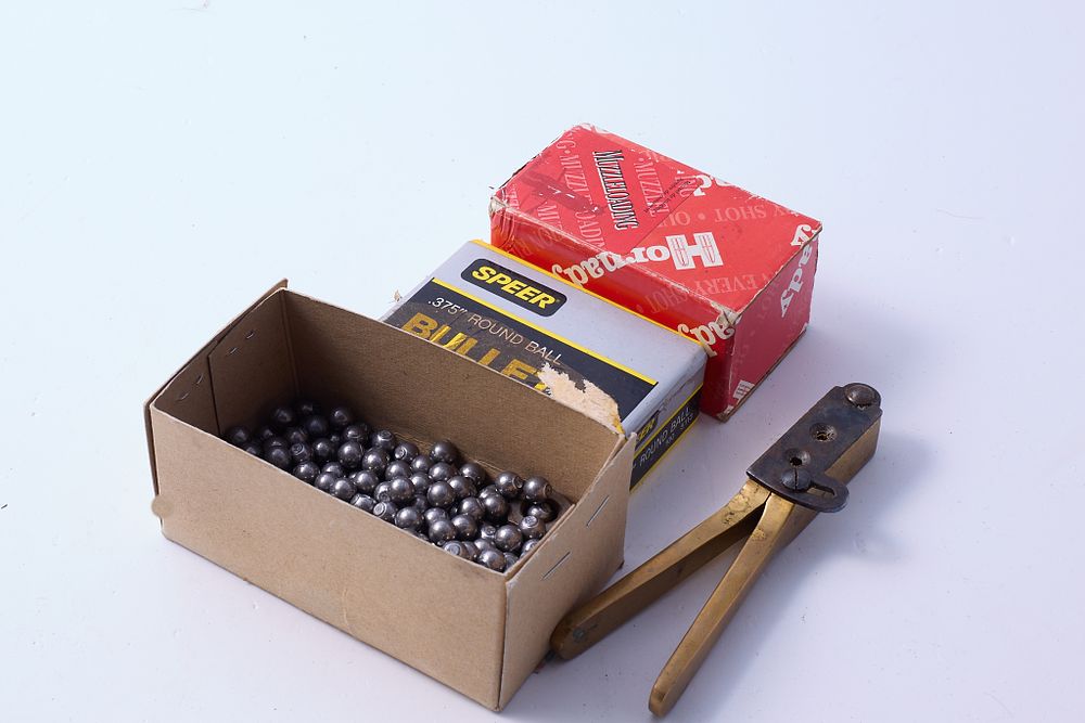 Lot 1293: LOT OF LEAD ROUND BALLS OF VARIOUS CALIBERS AND CASTER