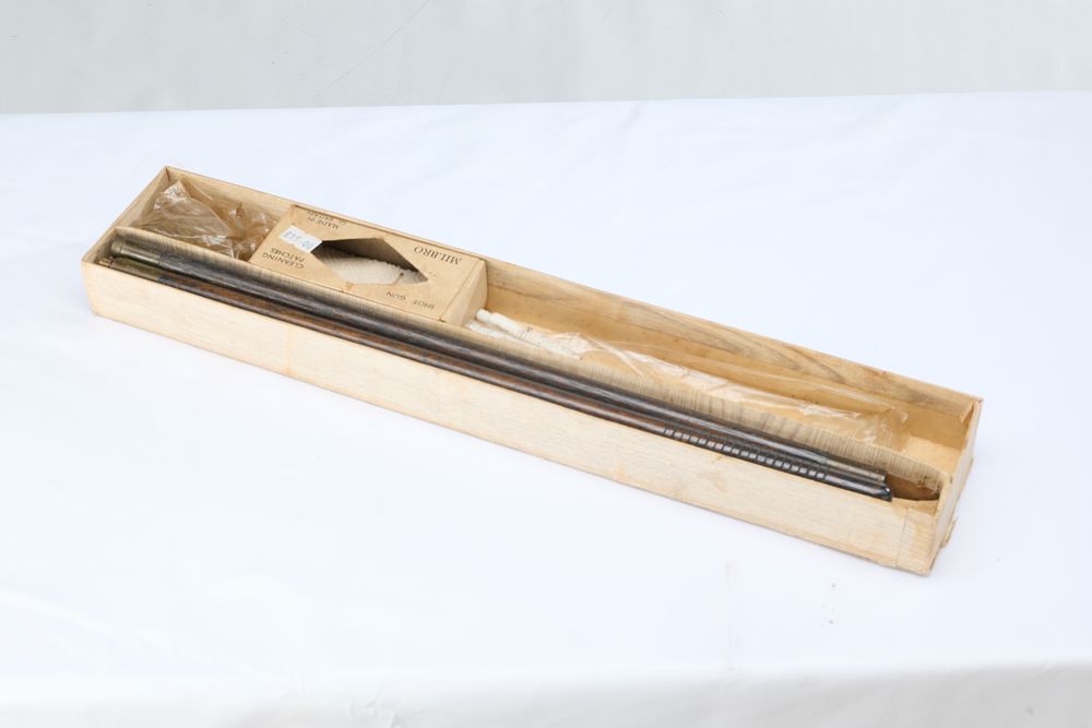 Lot 1265: 12 BORE SWABBING KIT WITH BRUSHES
