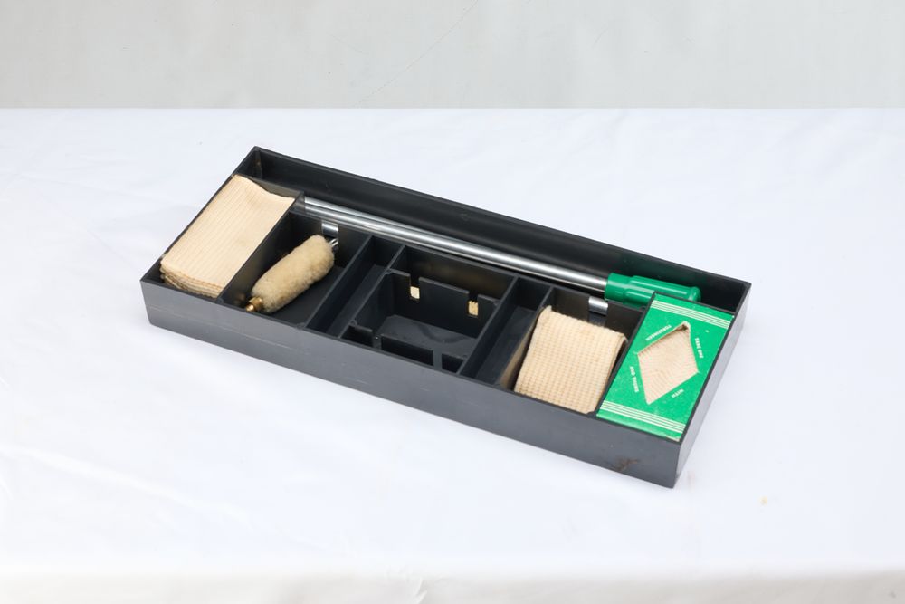 Lot 1262: BOXED BORE SWABBING KIT