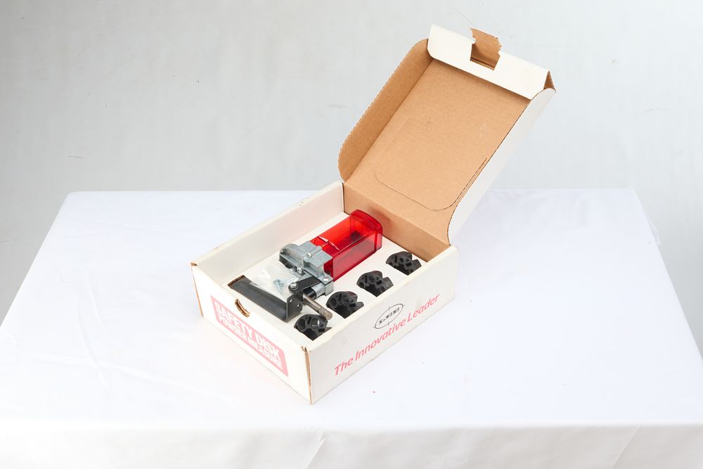 Lot 1143: UNUSED IN BOX LEE SAFETY DISK POWDER MEASURE