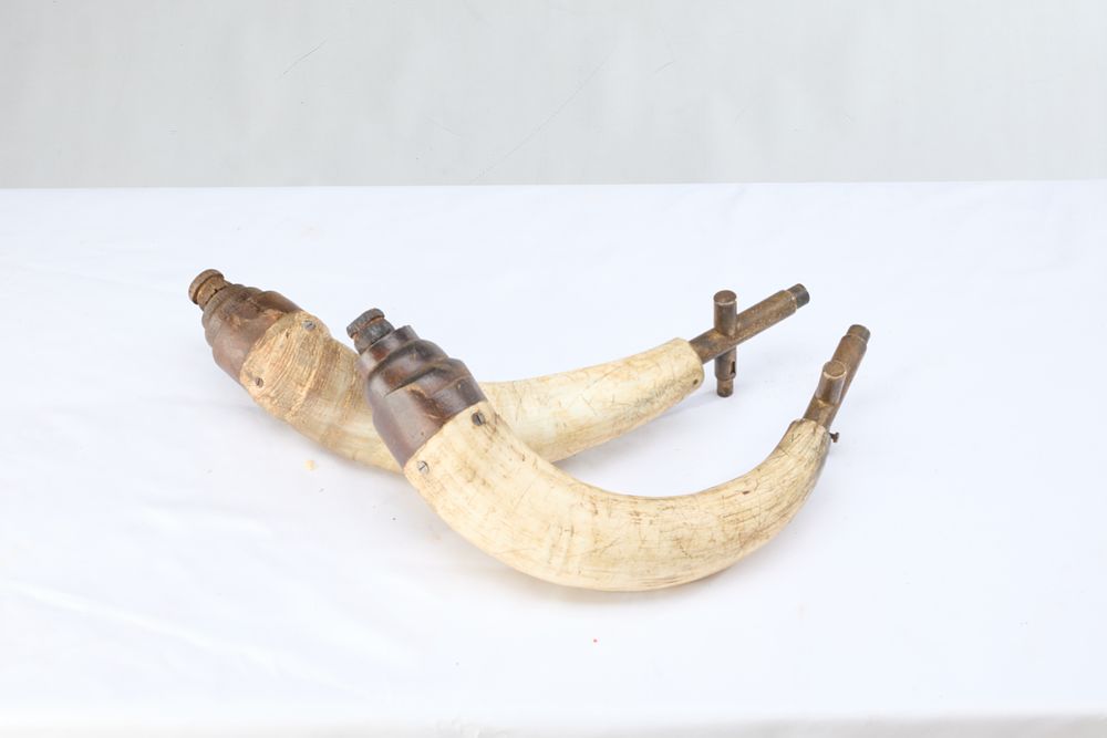 Lot 1142: 2 POWDER/SHOT HORNS