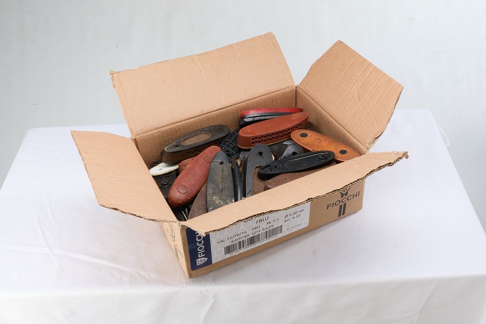 Lot 1108: A LARGE QUANTITY OF ASSORTED BUTT PADS