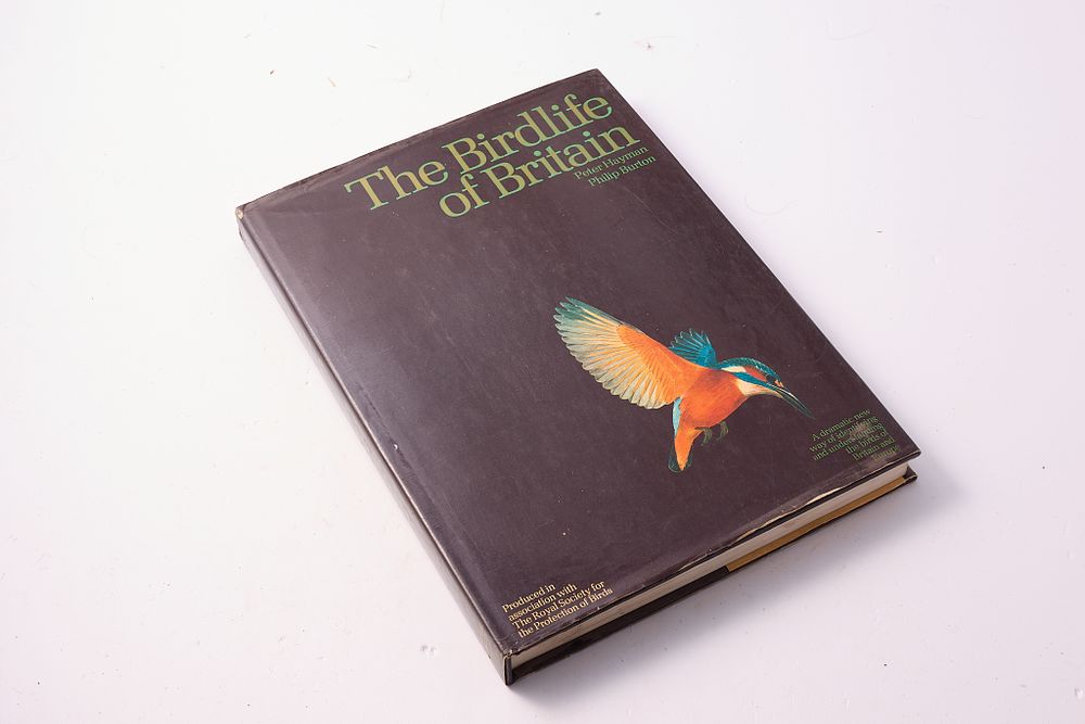 Lot 957: "THE BIRDLIFE OF BRITAIN BY PETER HAYMAN AND PHILIP BURTON"