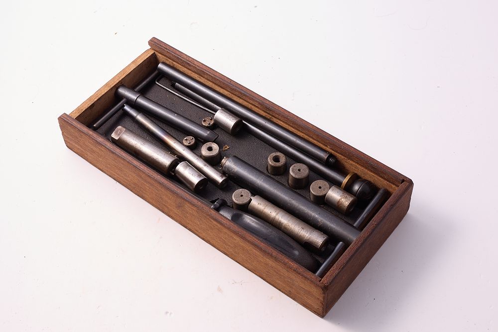 Lot 502: ASSORTED PLUG GAUGES AND TOOLS FOR REMOVING DISK SET STRIKER PLUGS FOR SHOTGUNS