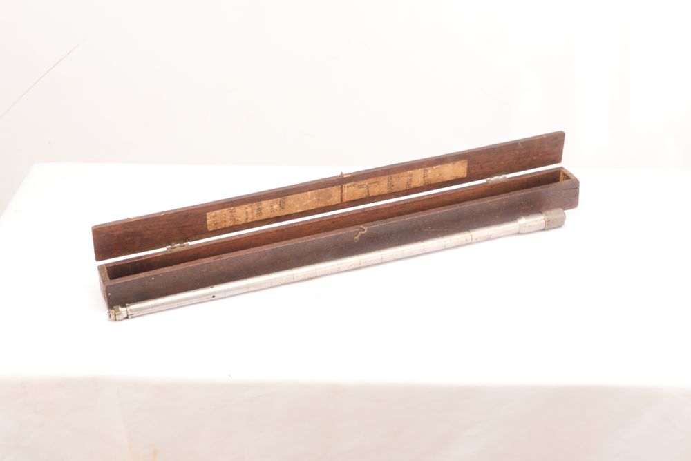 Lot 1045: A BARREL MEASURING MICROMETER FOR 12, 16, 20 BORE BARRELS. FITTED IN A WOODEN CASE.