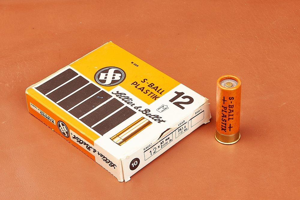Lot 537: SELLIER & BELLOT S-BALL PLASTIK 12 OF 
 FULL BOX OF THIS COLLECTIBLE PLASTIC-COATED SLUG