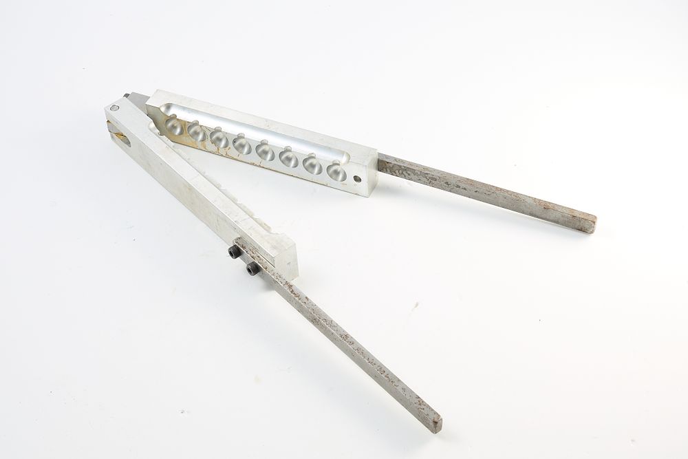 Lot 1033: WARRENERS DEN 8 BULLET MOULD APPROX .626"