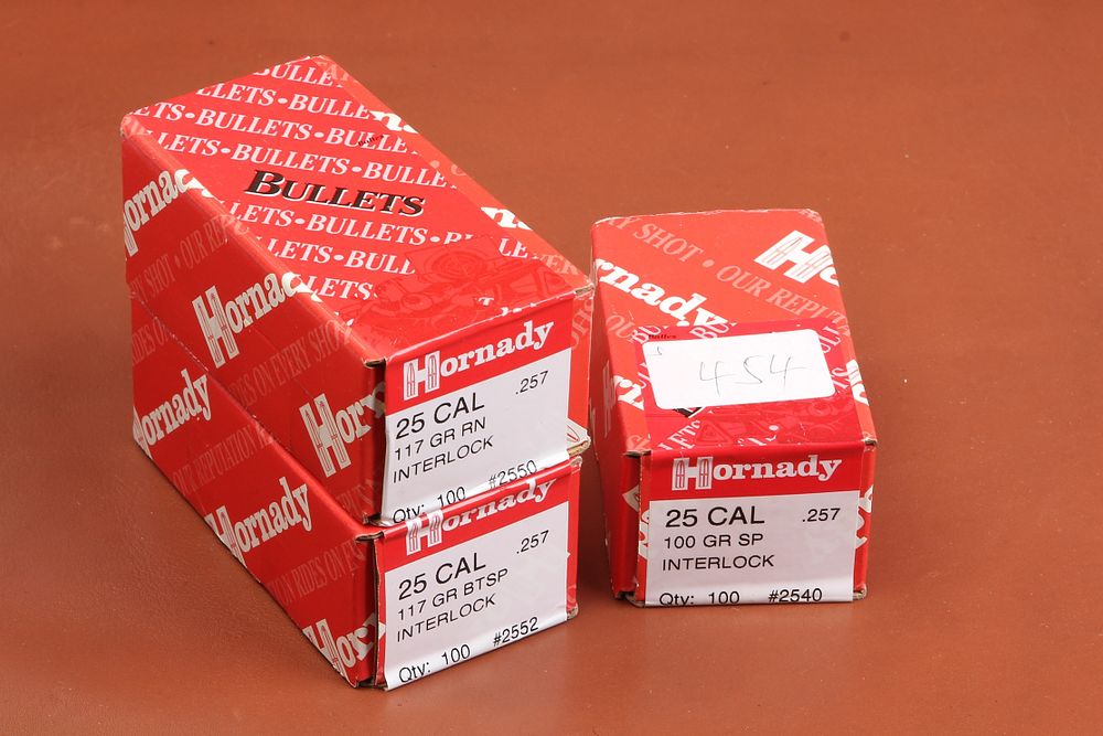 Lot 1544: .25 100 & 117 GR. HORNADY BULLETS. 200 X 117 GR. 200 X 100 GR.