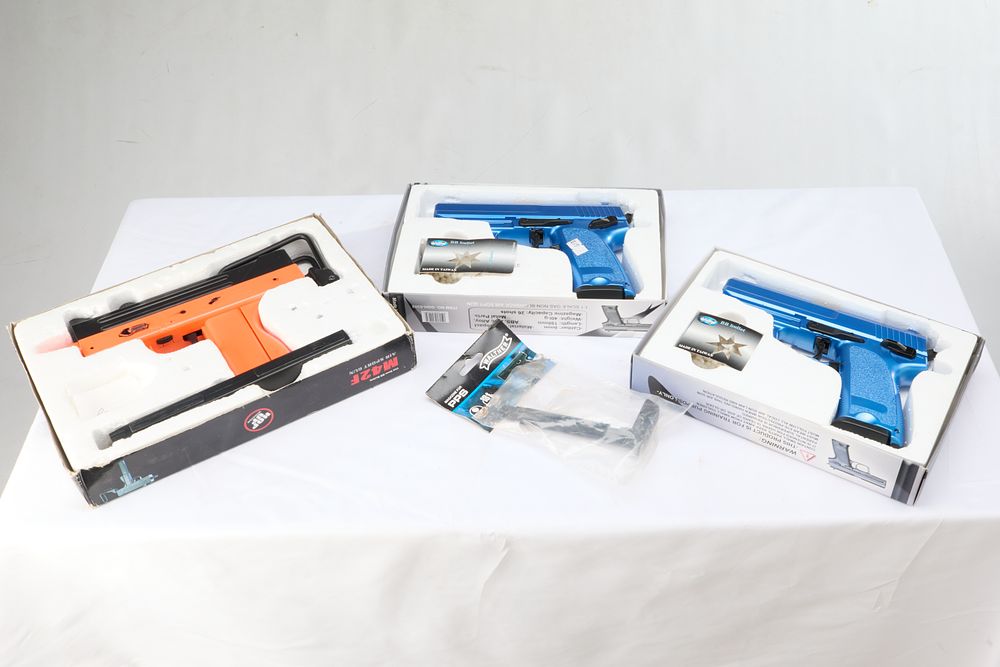Lot 1227: 3 AIRSOFT GUNS, 2 GAS OPERATED AND 1 SPRING POWERED AND A SPARE AIRSOFT MAGAZINE