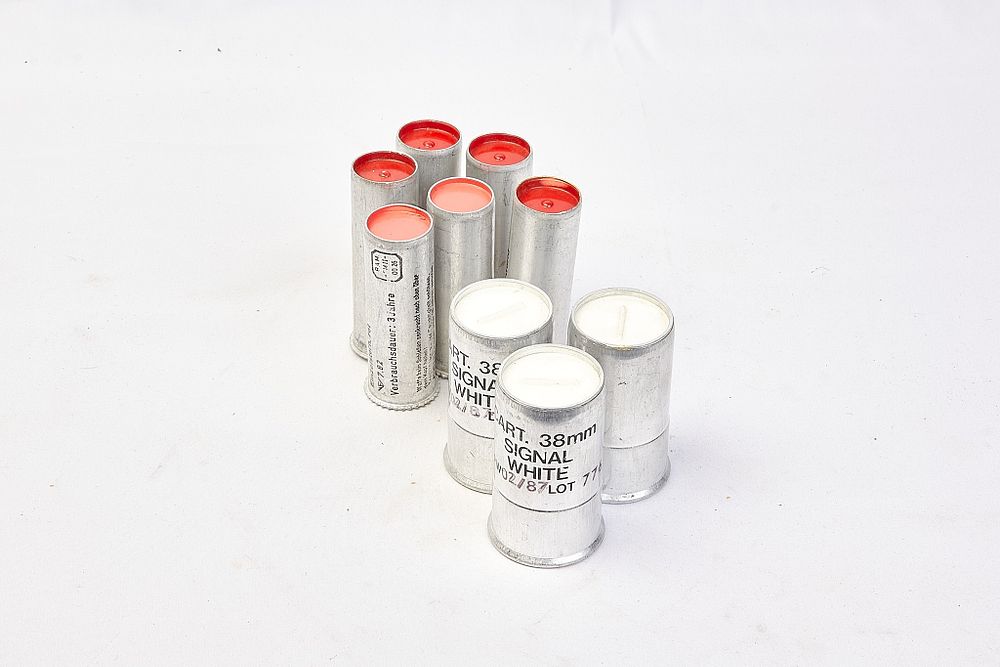 Lot 642: 38MM & 26.5MM SIGNAL FLARES 
 SECT 1 FAC REQUIRED TO BID ON THIS ITEM