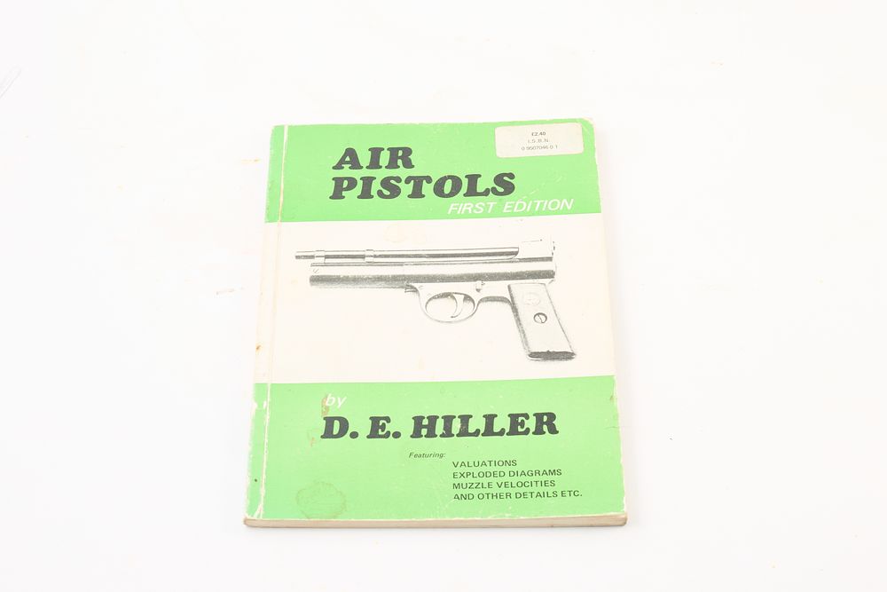 Lot 581: AIR PISTOLS BY D.E. HILLER 1 ST EIDTION 1979