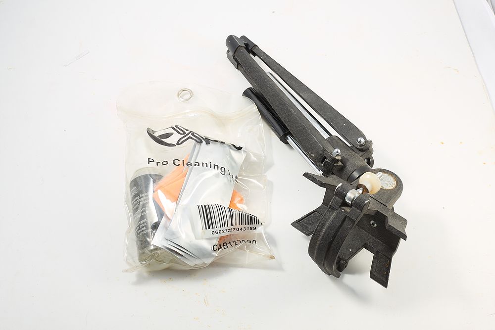 Lot 931: SCOPE TRIPOD & CLEANING KIT;