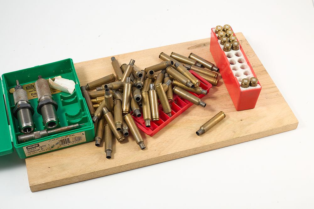 Lot 1161: 257 IMP / ROBERTS DIE SET AND BRASS;