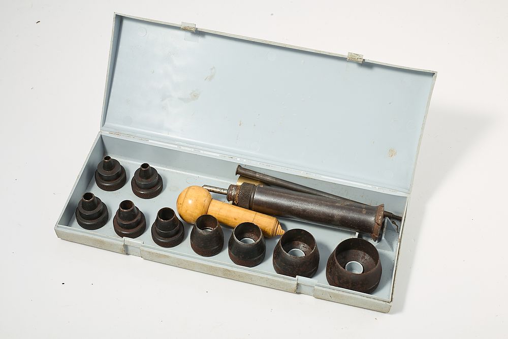 Lot 1296: BOX OF WAD PUNCHES