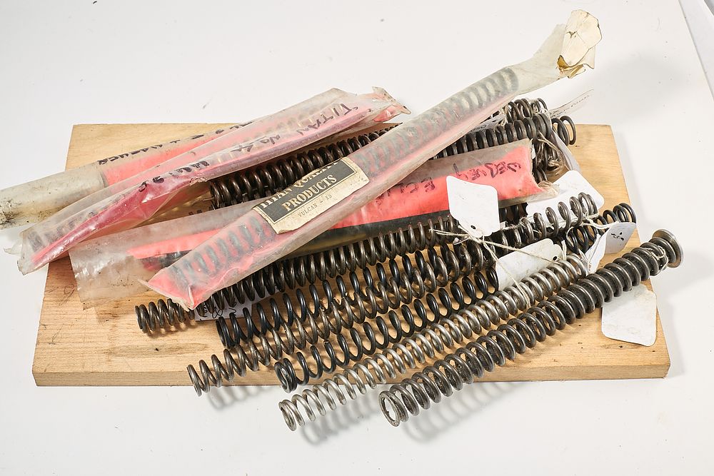 Lot 1302: LARGE QUANTITY OF NEW TITAN AIR RIFLE MAIN SPRINGS