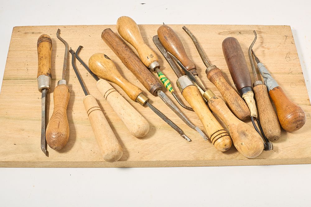Lot 1312: CHEQUERING TOOLS AND ACTION BOTTOMING CHISELS