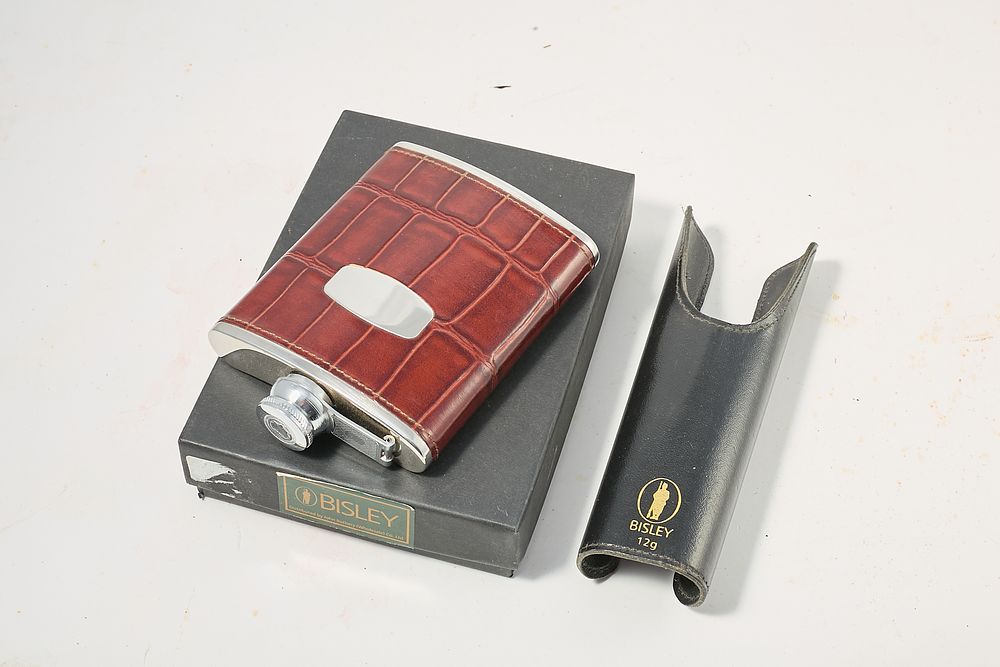 Lot 1313: 12 BORE LEATHER BISLEY FOREND GRIP / HIPFLASK