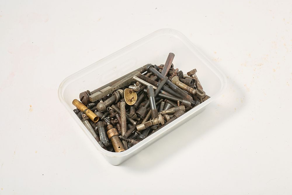 Lot 1316: SCREWS & LOST OF BITS