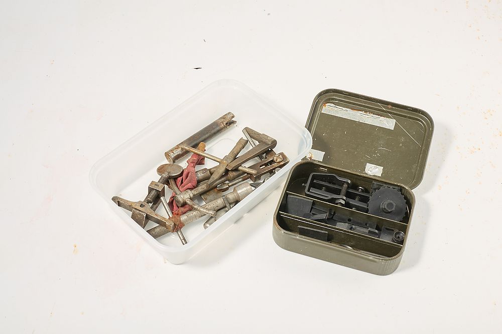Lot 1319: NIPPLE KEYS, SPRING COMPRESSOR, RIFLE SIGHTS