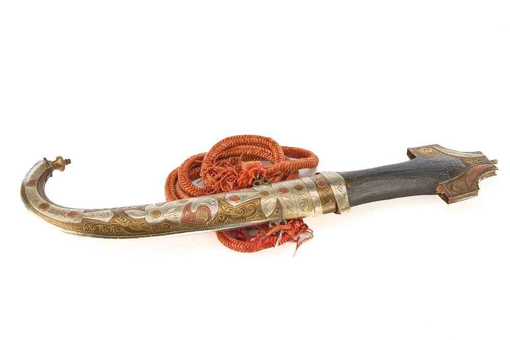 Lot 460: ANTIQUE JAMBIYA WITH WAIST CORD