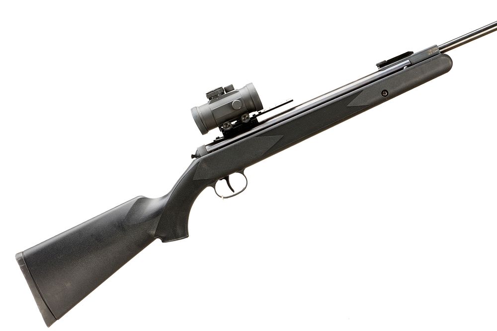 Lot 615: SMK A .22 AIR RIFLE WITH WALTHER TOP POINT Ser No NVSN