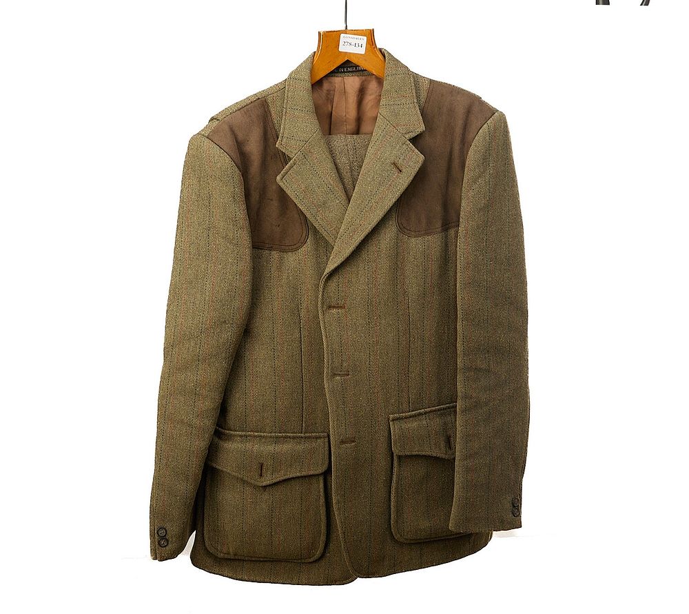 Lot 14: SHOOTING SUIT JACKET AND PLUS FOURS;