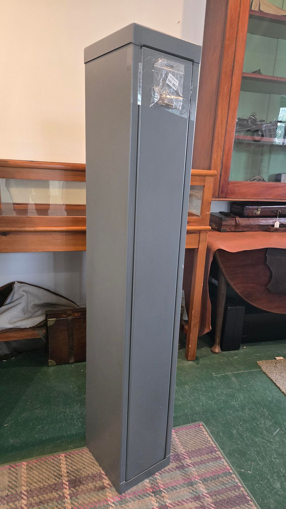 Lot 90: 3 GUN CABINET WITH LIFT OFF DOOR