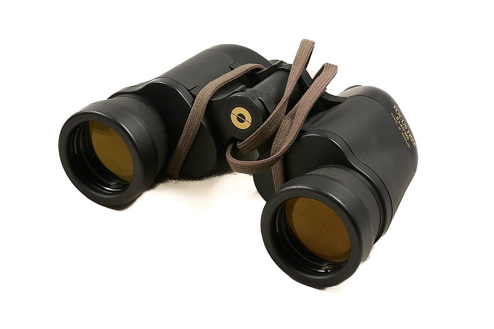 Lot 147: SIMMONS BINOCULARS 8 X 40 IN CASE;