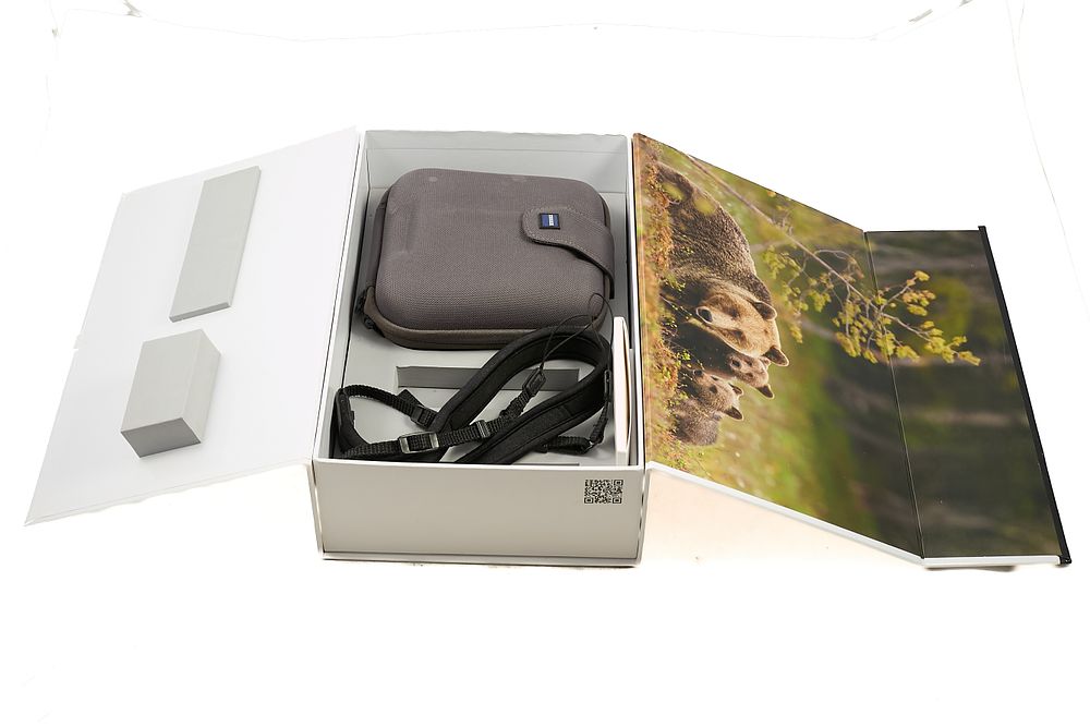 Lot 154: ZEISS VICTORY 10X25 BINOCULARS IN CASE;
