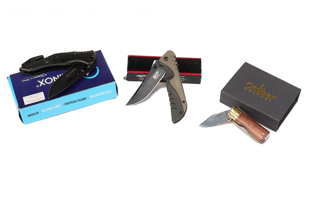 Lot 163: SET OF 3 FOLDING KNIVES;