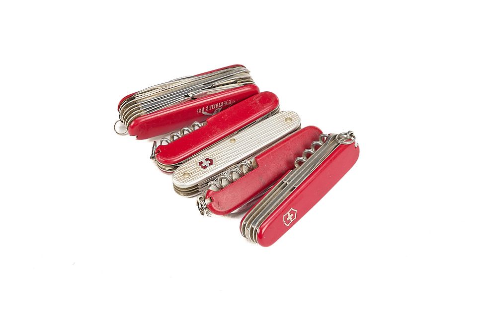 Lot 173: A SELECTION OF VICTORINOX KNIVES