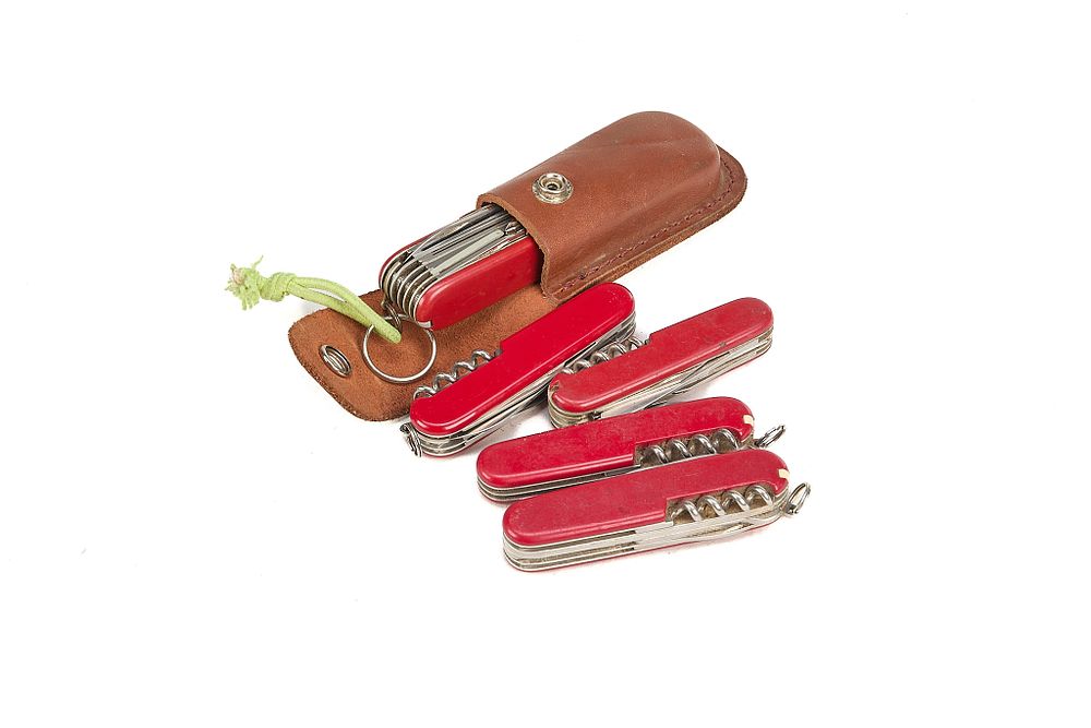 Lot 174: ANOTHER SELECTION OF VICTORINOX KNIVES
