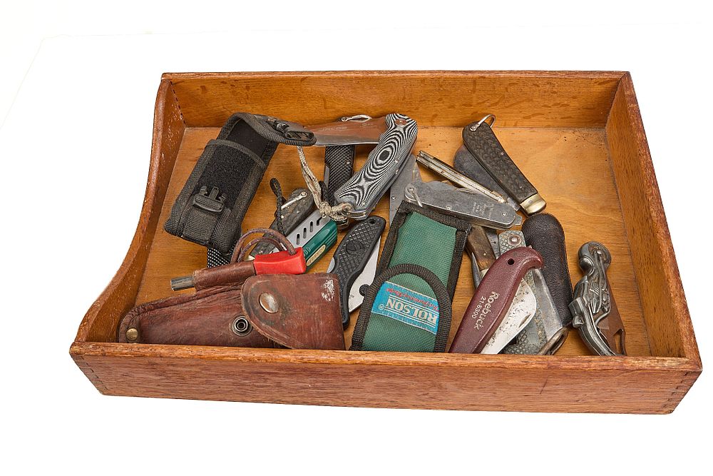 Lot 179: A SELECTION OF FOLDING KNIVES