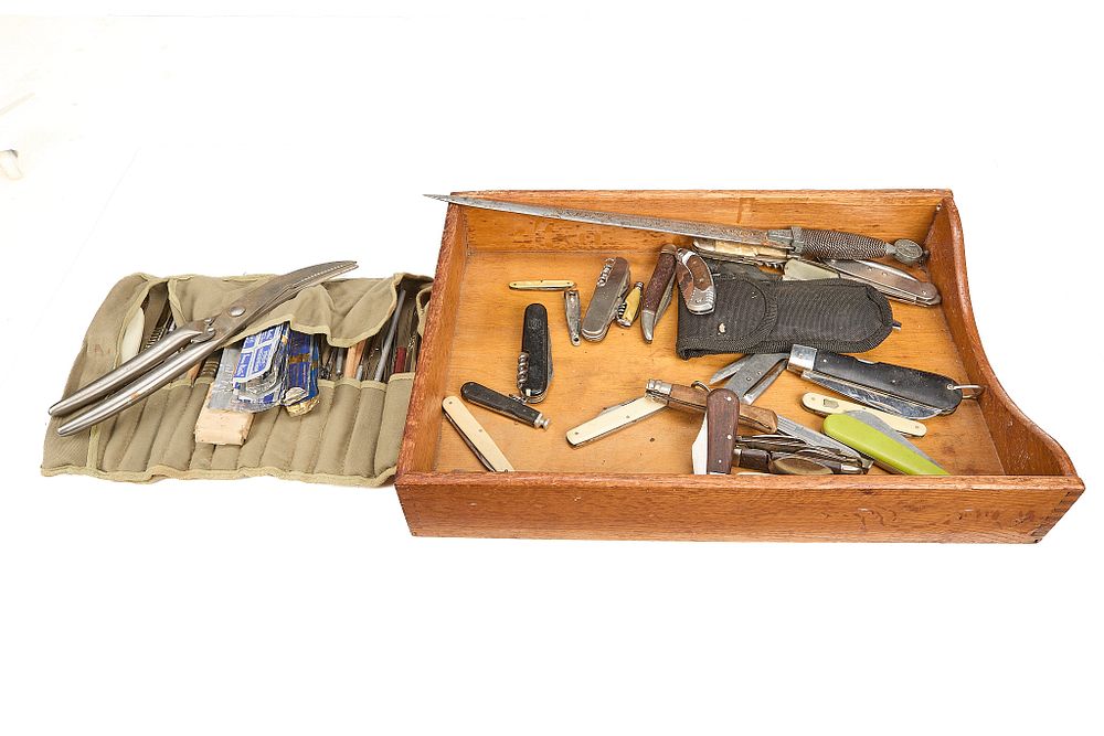 Lot 179a: A SELECTION OF KNIVES