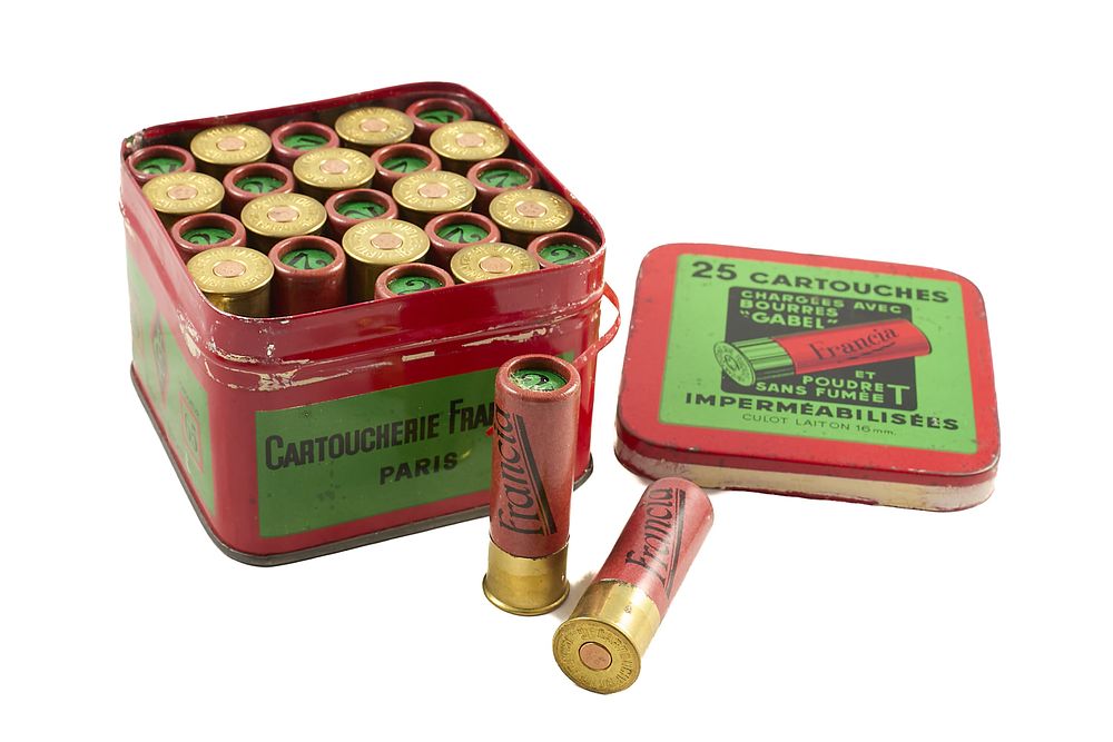 Lot 204: CARTOUCHERIE FRANCAISE 16-BORE 2 SHOT CARTRIDGES FOR 2 1/2" IN ORIGINAL TIN, 25 OF;
