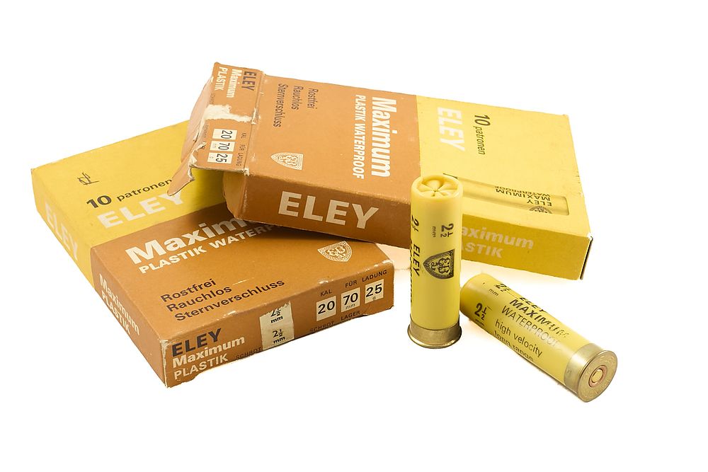 Lot 208: ELEY MAXIMUM 20-BORE 2 1/2 SHOT 25gr CARTRIDGES FOR 2 3/4", 20 OF;