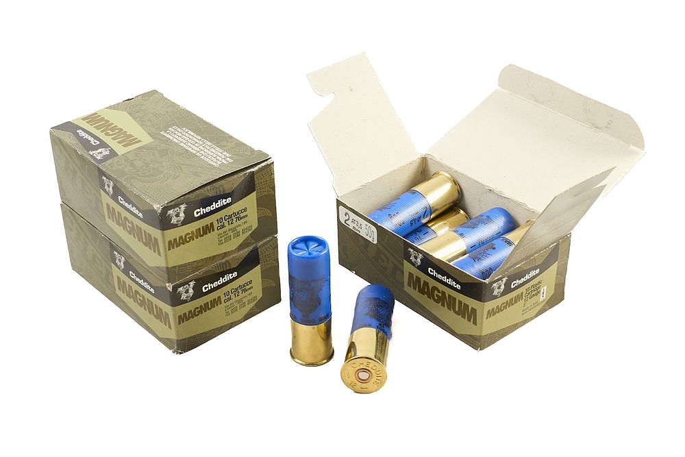 Lot 232: CHEDDITE MAGNUM 12-BORE 2 SHOT 50gr CARTRIDGES FOR 3", 30 OF;