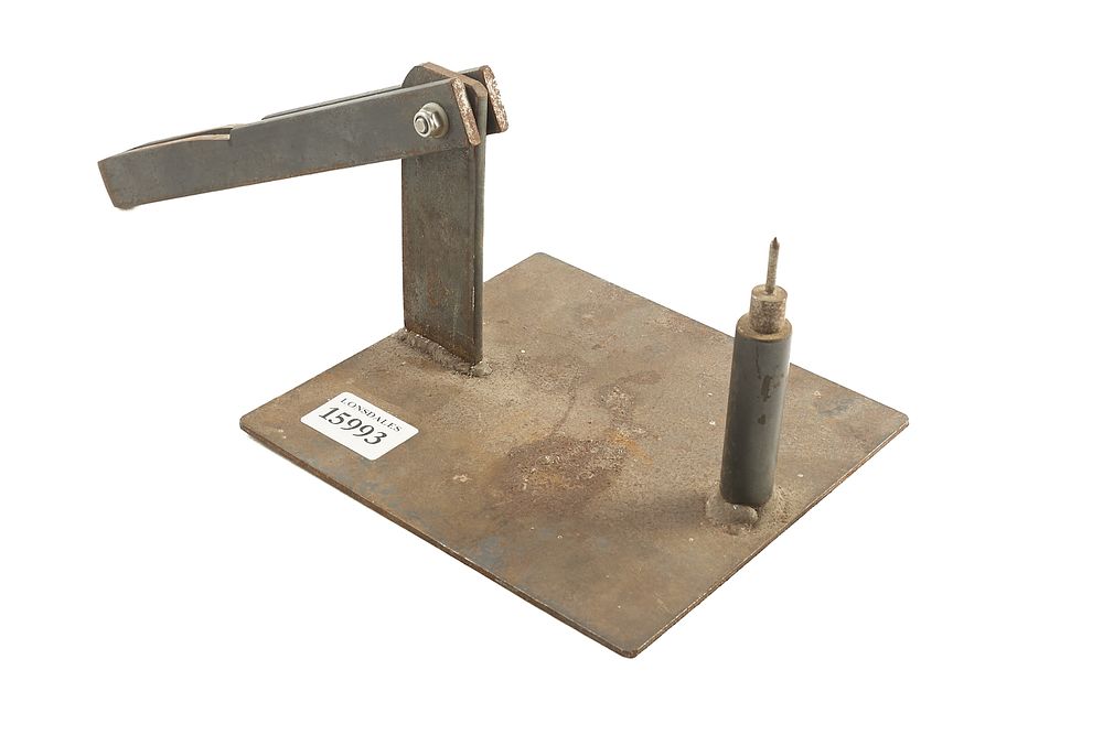 Lot 361: DECAPPING PRESS;