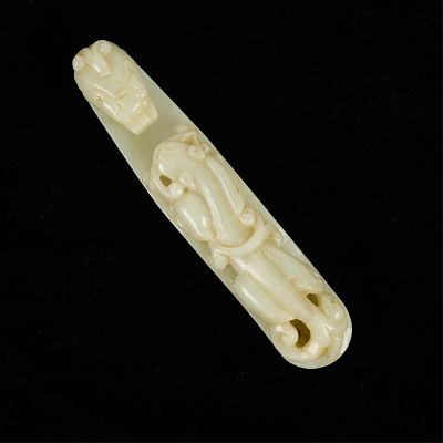 Chinese Modern Carved Jade Belt Hook. Modern Chinese carved jade belt hook with a dragon 